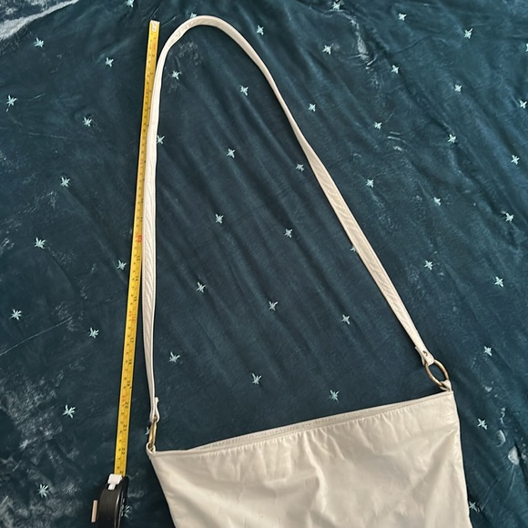 Vintage white leather gold lion studded bucket bag - Picture 6 of 9